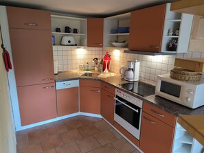 Private kitchen - Swan Lake vacation home: Detached vacation home with lake view, garden and beach. (Mönchgut)