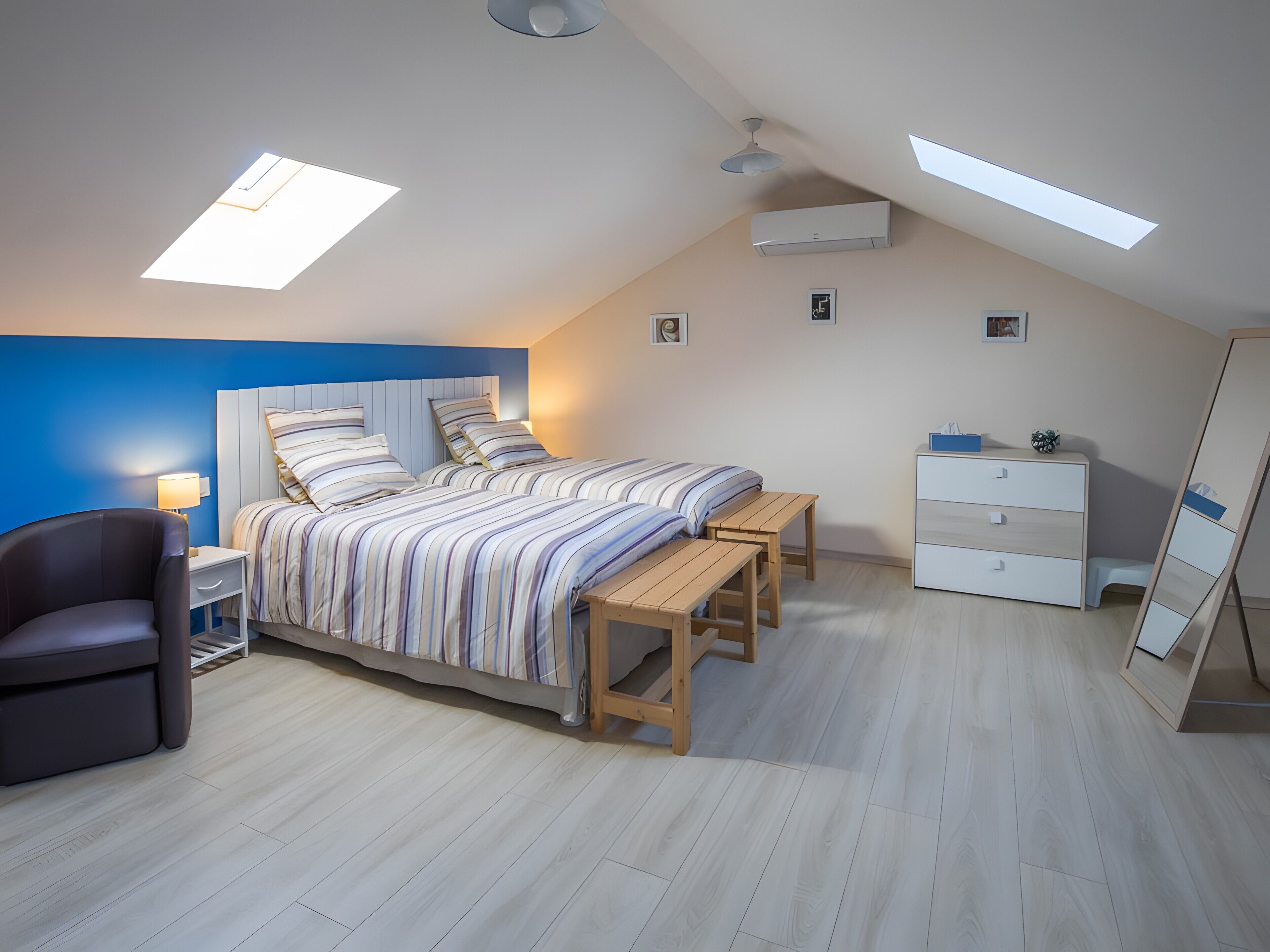 Tabla de planchar con plancha, wifi y ropa de cama 