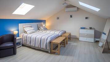 Een strijkplank/strijkijzer, wifi, beddengoed