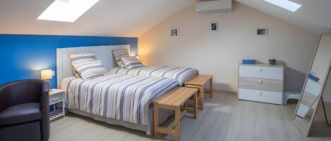 Tabla de planchar con plancha, wifi y ropa de cama