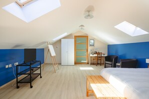 Een strijkplank/strijkijzer, wifi, beddengoed