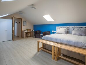 Tabla de planchar con plancha, wifi y ropa de cama 