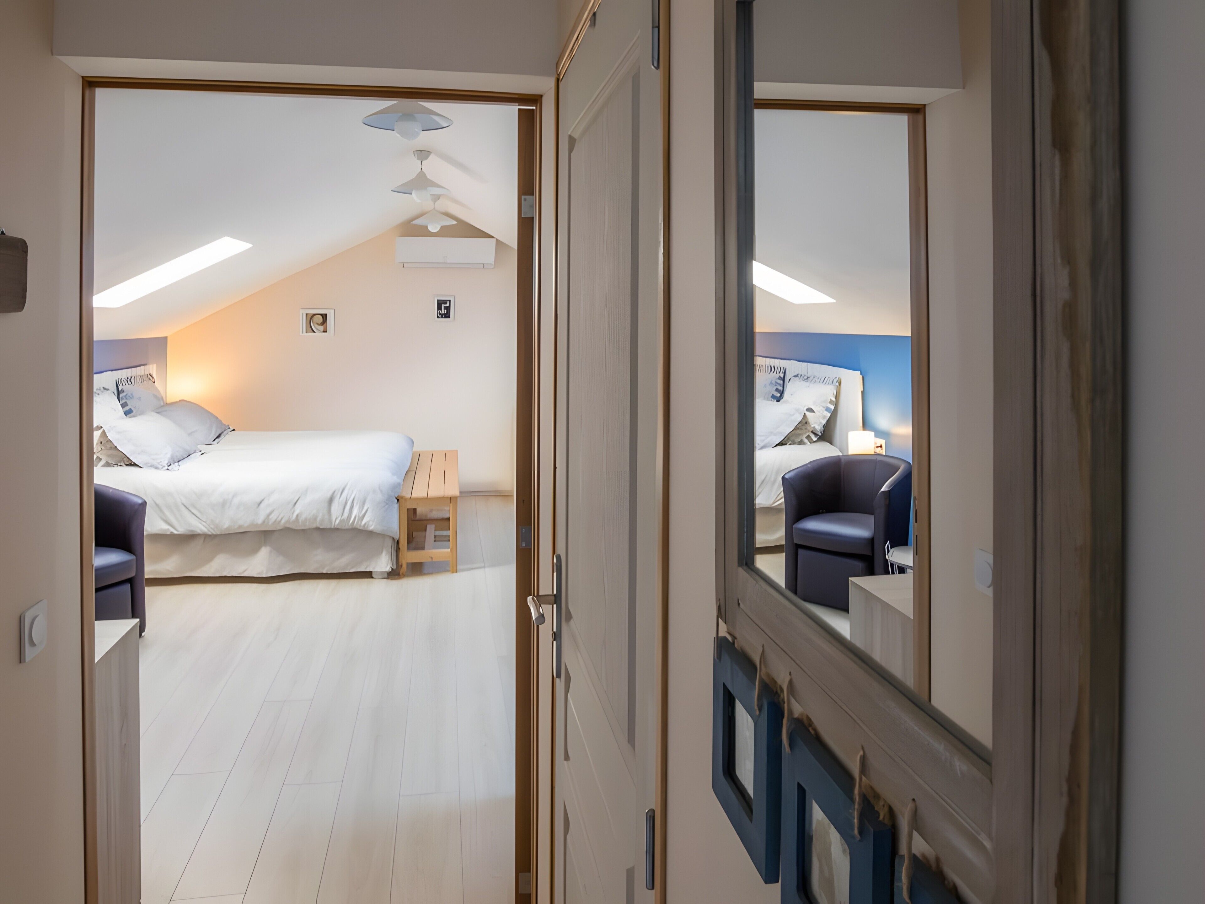 Tabla de planchar con plancha, wifi y ropa de cama 