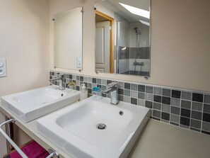 Ducha, secador de pelo, toallas