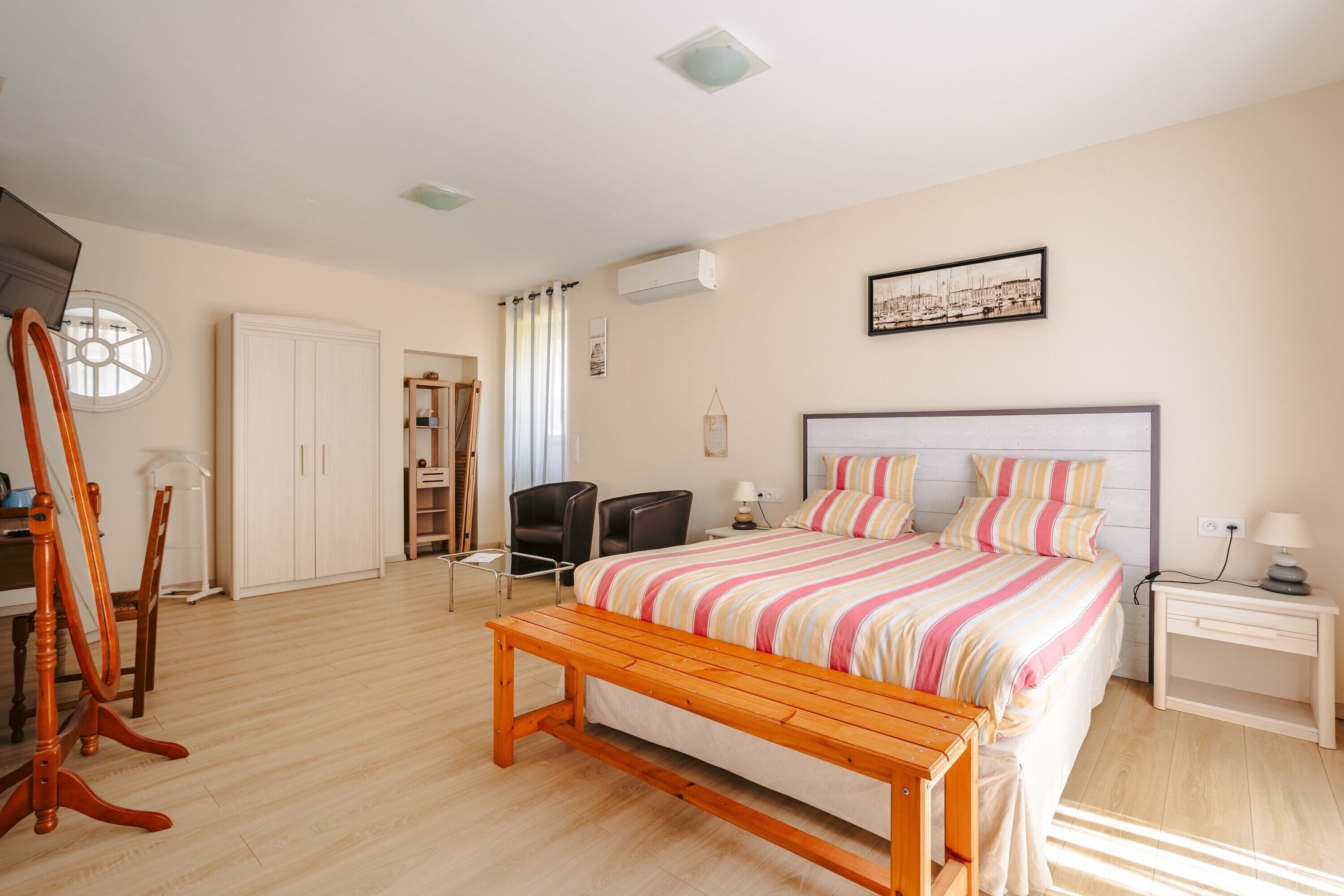 Iron/ironing board, WiFi, bed sheets, wheelchair access