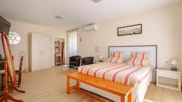 Een strijkplank/strijkijzer, wifi, beddengoed, rolstoeltoegankelijk