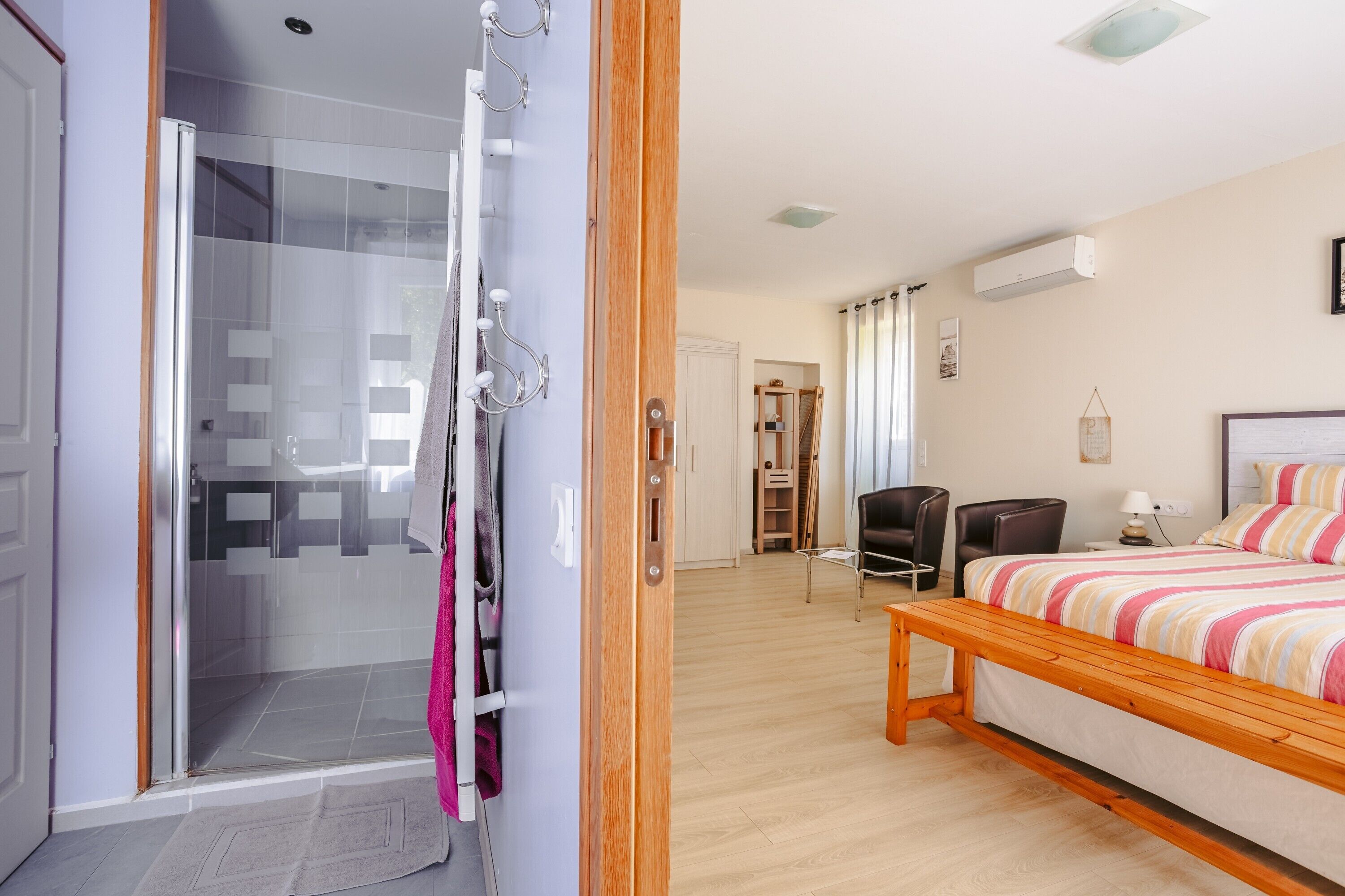 Iron/ironing board, WiFi, bed sheets, wheelchair access