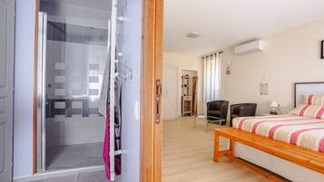 Een strijkplank/strijkijzer, wifi, beddengoed, rolstoeltoegankelijk