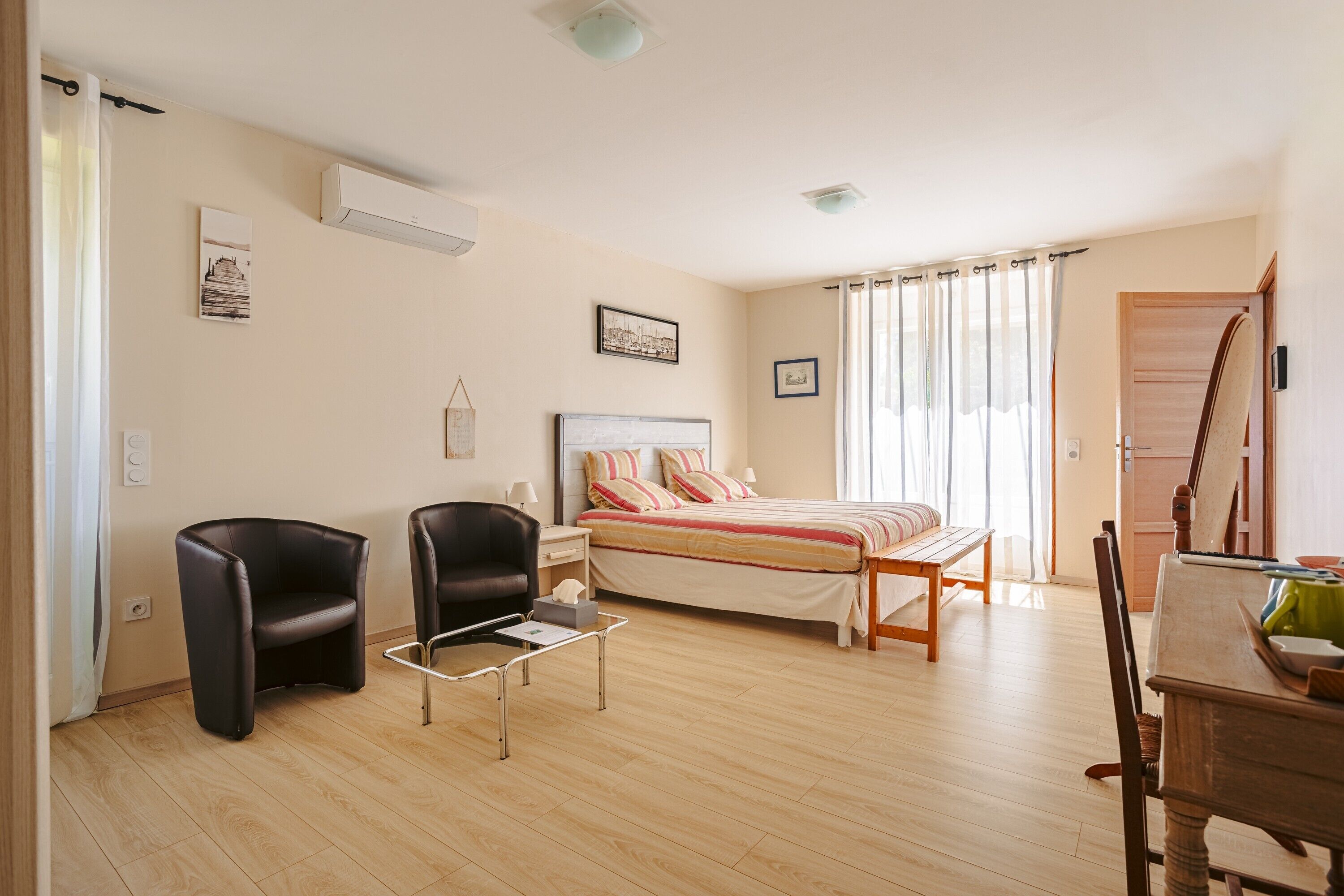 Iron/ironing board, WiFi, bed sheets, wheelchair access
