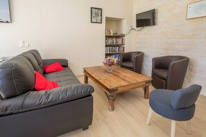 TV - Guest Room - La Rochelle (Virson)