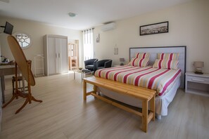 Iron/ironing board, WiFi, bed sheets, wheelchair access - Guest Room - La Rochelle (Virson)