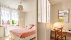 A bedroom with a bed, a desk, and a chair. - Guest Room “Aix” – Spacious Family Suite in Aix (Virson)