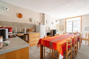Fridge, microwave, oven, stovetop - Guest Room “Aix” – Spacious Family Suite in Aix (Virson)