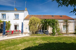Exterior - Guest Room “Aix” – Spacious Family Suite in Aix (Virson)