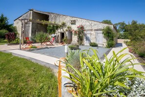 Exterior - Guest Room “Aix” – Spacious Family Suite in Aix (Virson)