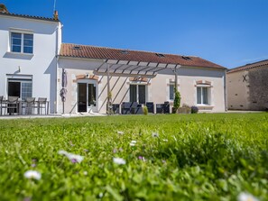 Exterior - Guest Room “Aix” – Spacious Family Suite in Aix (Virson)