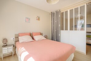 1 bedroom, iron/ironing board, WiFi, bed sheets - Guest Room “Aix” – Spacious Family Suite in Aix (Virson)