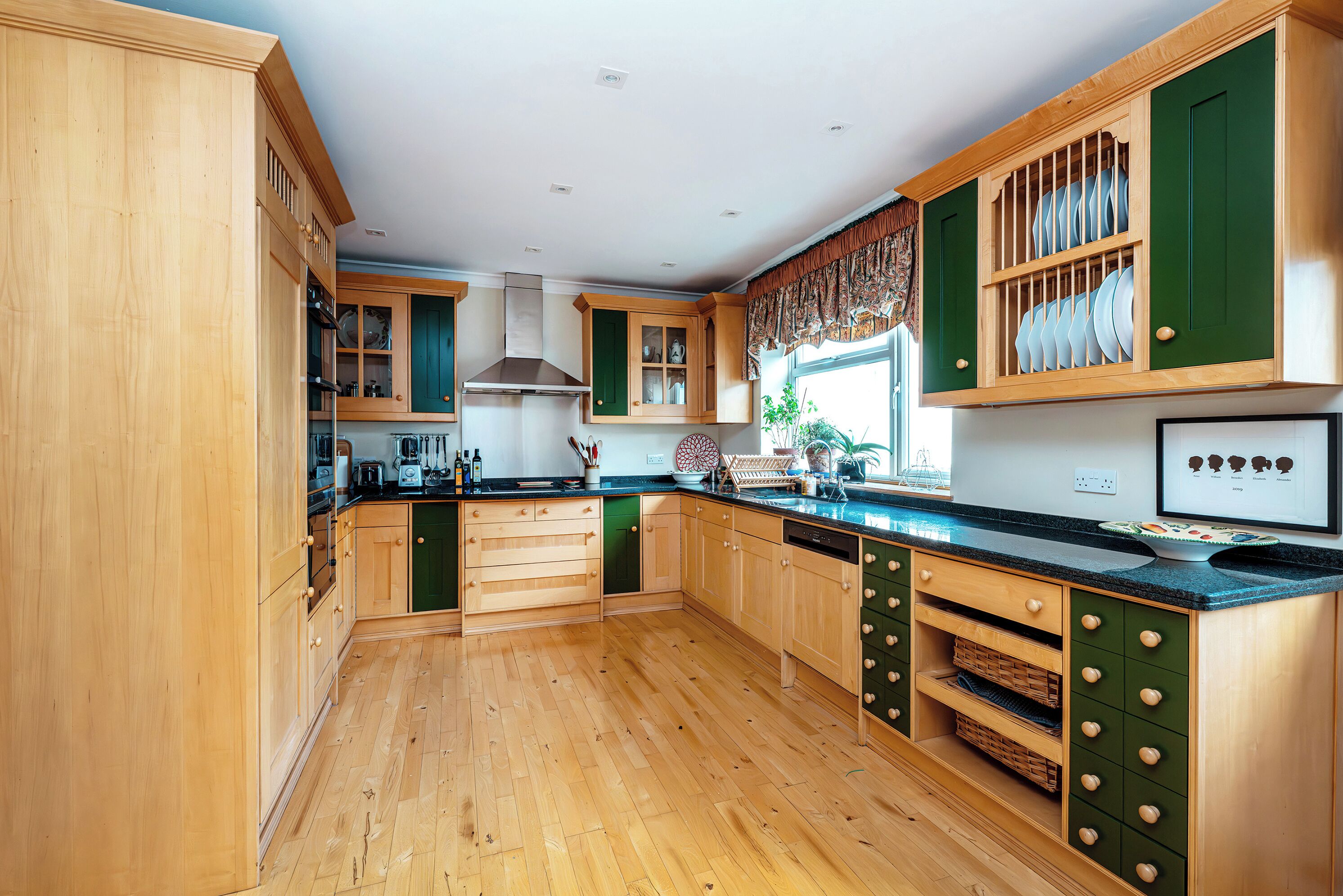 Réfrigérateur, micro-ondes, lave-vaisselle, grille-pain