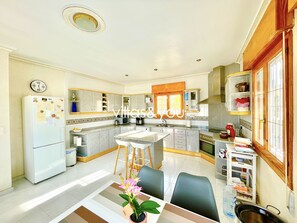 Wasserkocher mit Kaffee-/Teezubehör, Kühlschrank, Mikrowelle, Ofen