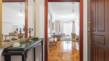 Apartment, 2 Schlafzimmer, Balkon, Stadtblick | Wohnbereich | Smart-TV