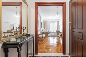 Apartamento, 2 habitaciones, balcón, vistas a la ciudad | Zona de estar | Una Smart TV