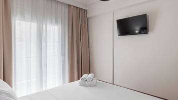 Apartment, 2 Schlafzimmer, Balkon, Stadtblick | Schreibtisch, laptopgeeigneter Arbeitsplatz, Verdunkelungsvorhänge