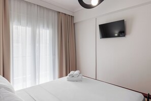 Apartamento, 2 habitaciones, balcón, vistas a la ciudad | Escritorio, espacio para trabajar con un portátil, cortinas opacas