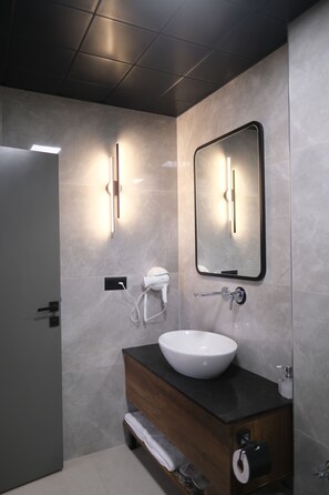 Standard Double Room, Balcony, River View | Bathroom | Shower, hair dryer, towels, soap - 1921Justa otel (Amasya)