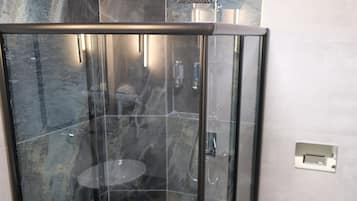 Ducha, secador de pelo, toallas, jabón