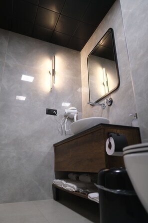 Twin Room, City View | Bathroom | Shower, hair dryer, towels, soap - 1921Justa otel (Amasya)