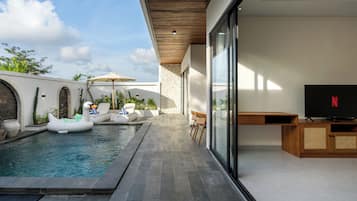 Villa Deluxe, 2 habitaciones, piscina privada | Caja fuerte, escritorio, espacio para trabajar con un portátil