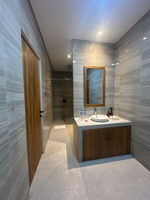 Biệt thự Deluxe, 2 phòng ngủ, hồ bơi riêng | Phòng tắm | Buồng tắm vòi sen, đồ dùng nhà tắm miễn phí, máy sấy tóc, khăn tắm