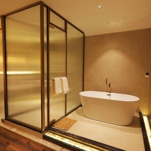 Luxury Suite | Bathroom | Hair dryer, towels, soap, shampoo - Hotel Ganga Sutra (Haridwar)