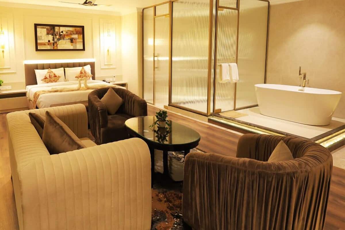 Luxury Suite | Desk, laptop workspace, free WiFi