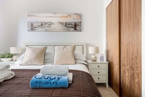 Iron/ironing board, WiFi, bed sheets, wheelchair access - Knots - Minutes from Poole Quay, Poole Town (Poole)