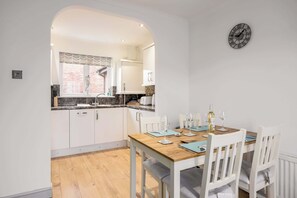 Dining - Captain's Quarters - Short walk to Poole Quay (Poole)
