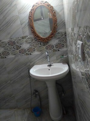 Apartment | Bathroom - Herb Club Homestay (Bhimtal)