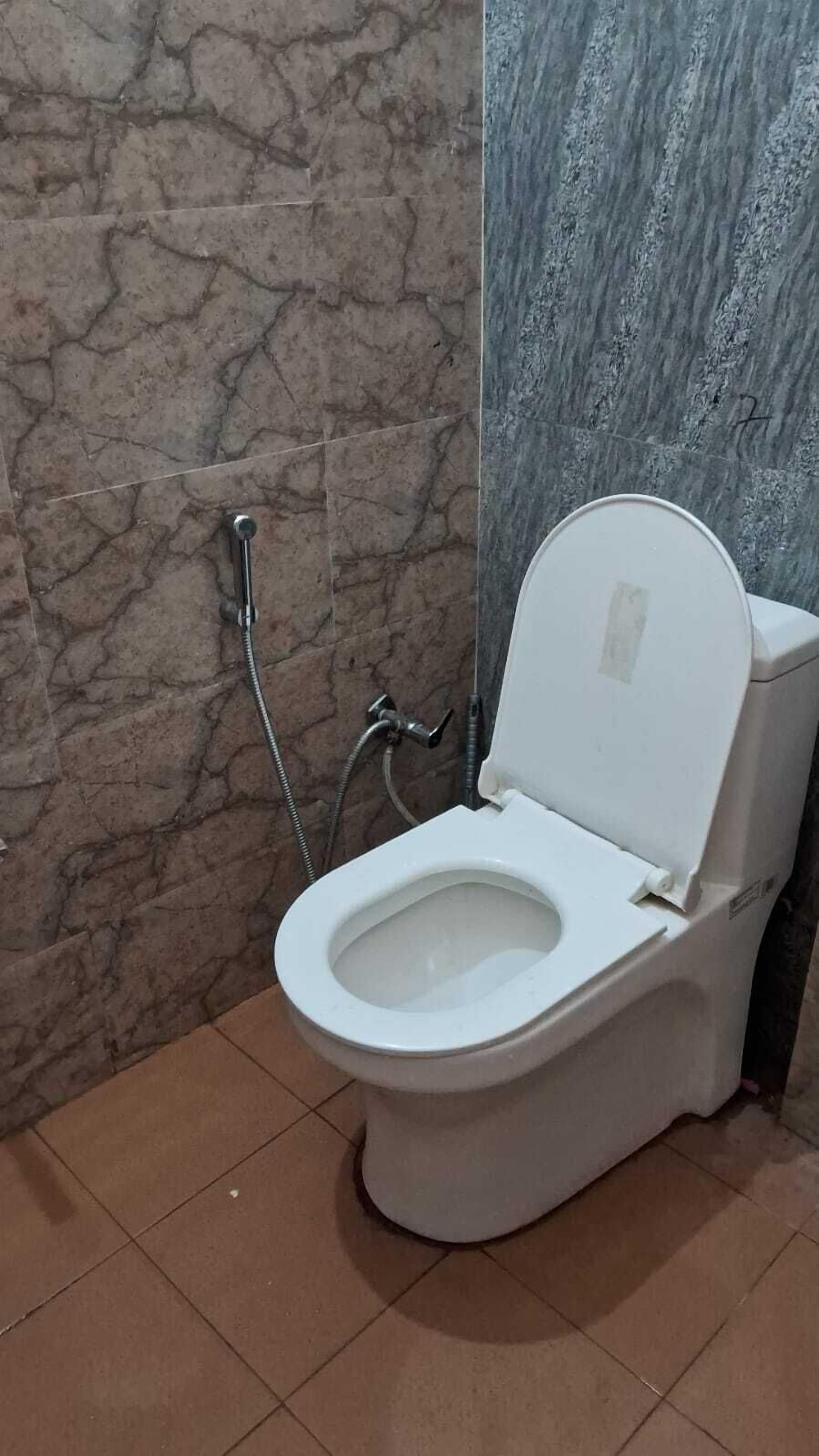 Apartment | Bathroom | Shower, towels, soap, shampoo