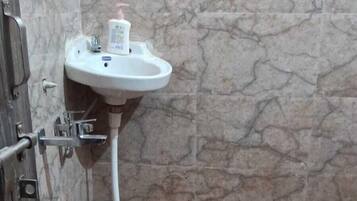 Apartment | Bathroom | Shower, towels, soap, shampoo