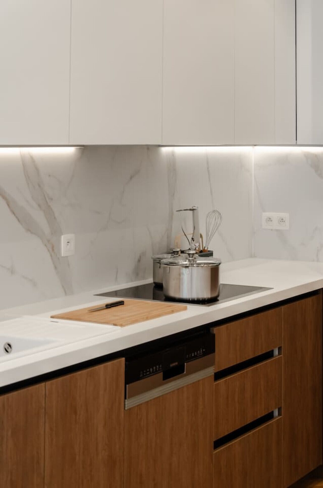 Jääkaappi, mikroaaltouuni, uuni, astianpesukone