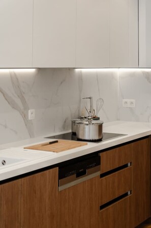 Een koelkast, een magnetron, een oven, een vaatwasser