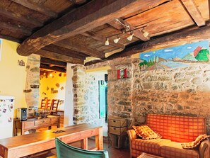 Alloggio su due livelli, vista collina | Area soggiorno | TV a schermo piatto