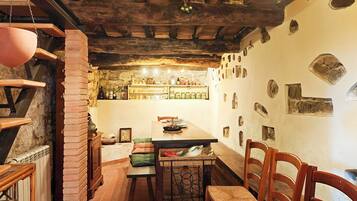 Alloggio su due livelli, vista collina | Sala da pranzo