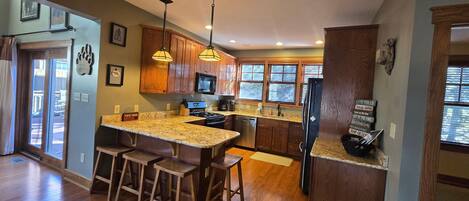 Geladeira, micro-ondas, fogão, cooktop