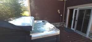 Outdoor spa tub - Deep Creek Lake Escape | Hot Tub + Game Room (Oakland)
