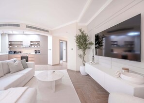 TV - Free housekeeping visits during your stay - StayShort - Spacious 2BR in Dubai Marina with Huge Balcony (Dubai Marina)