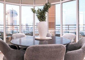 Dining - Free housekeeping visits during your stay - StayShort - Spacious 2BR in Dubai Marina with Huge Balcony (Dubai Marina)
