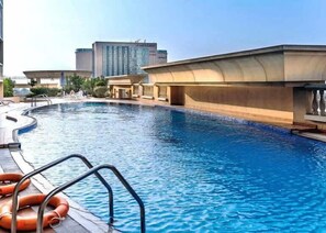 Pool - Free housekeeping visits during your stay - StayShort - Spacious 2BR in Dubai Marina with Huge Balcony (Dubai Marina)
