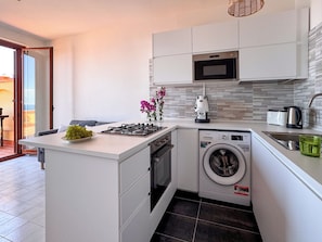 Jääkaappi, mikroaaltouuni, uuni, liesi