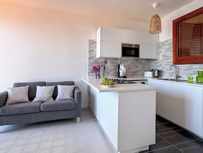 Jääkaappi, mikroaaltouuni, uuni, liesi